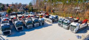Vozový park nákladných áut s hydraulickou rukou
